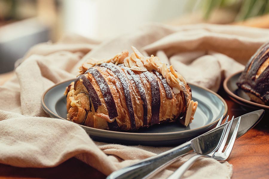 Croissant som ligger på en tallrik